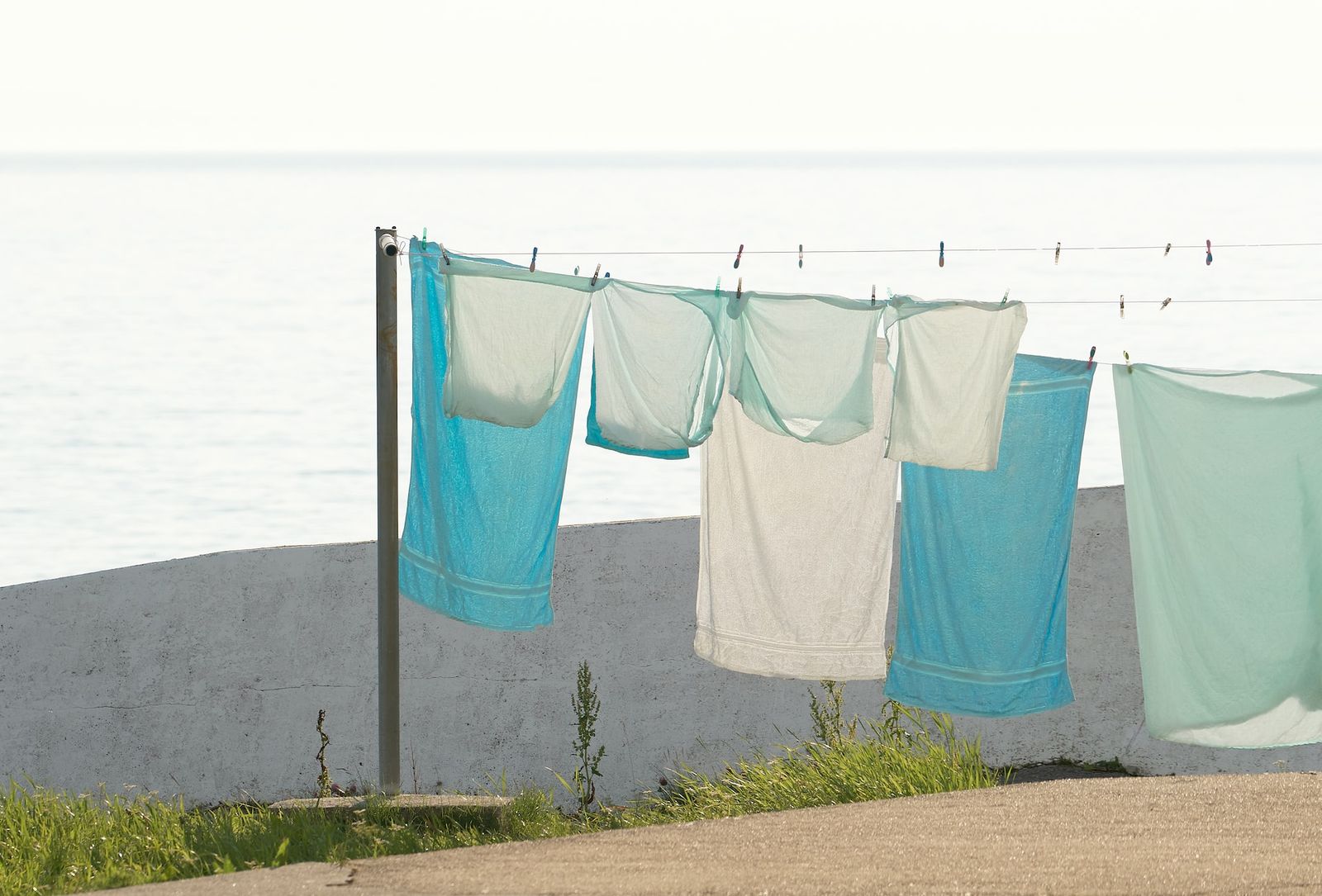 Can You Wash Towels With Clothes? What the Professionals Say Homeaglow